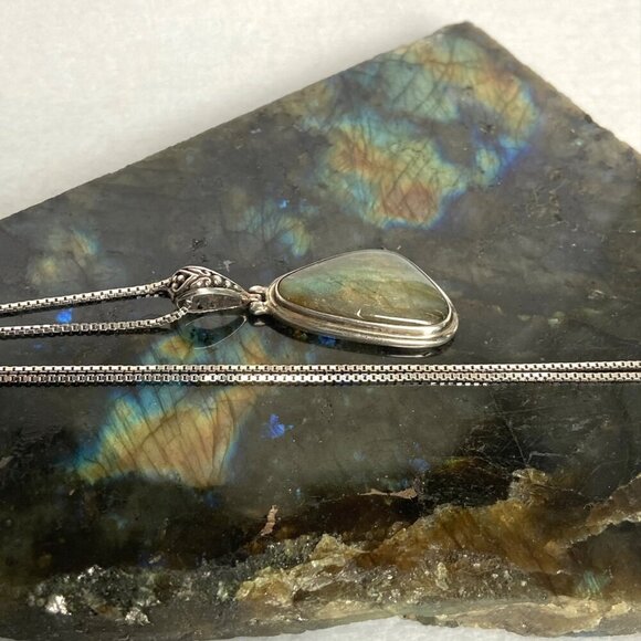 Sterling Silver 925 Bezel Set Labradorite Pendant Necklace 18.5" Box Chain - Picture 8 of 16